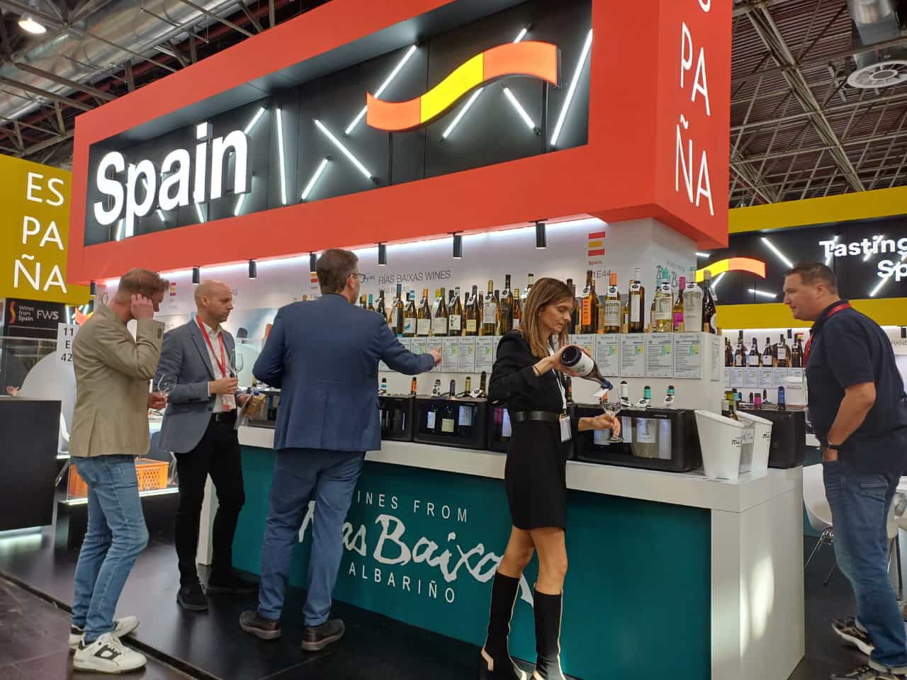 LOS VINOS DE LA DENOMINACIÓN DE ORIGEN RÍAS BAIXAS SE EXHIBEN EN LA ...