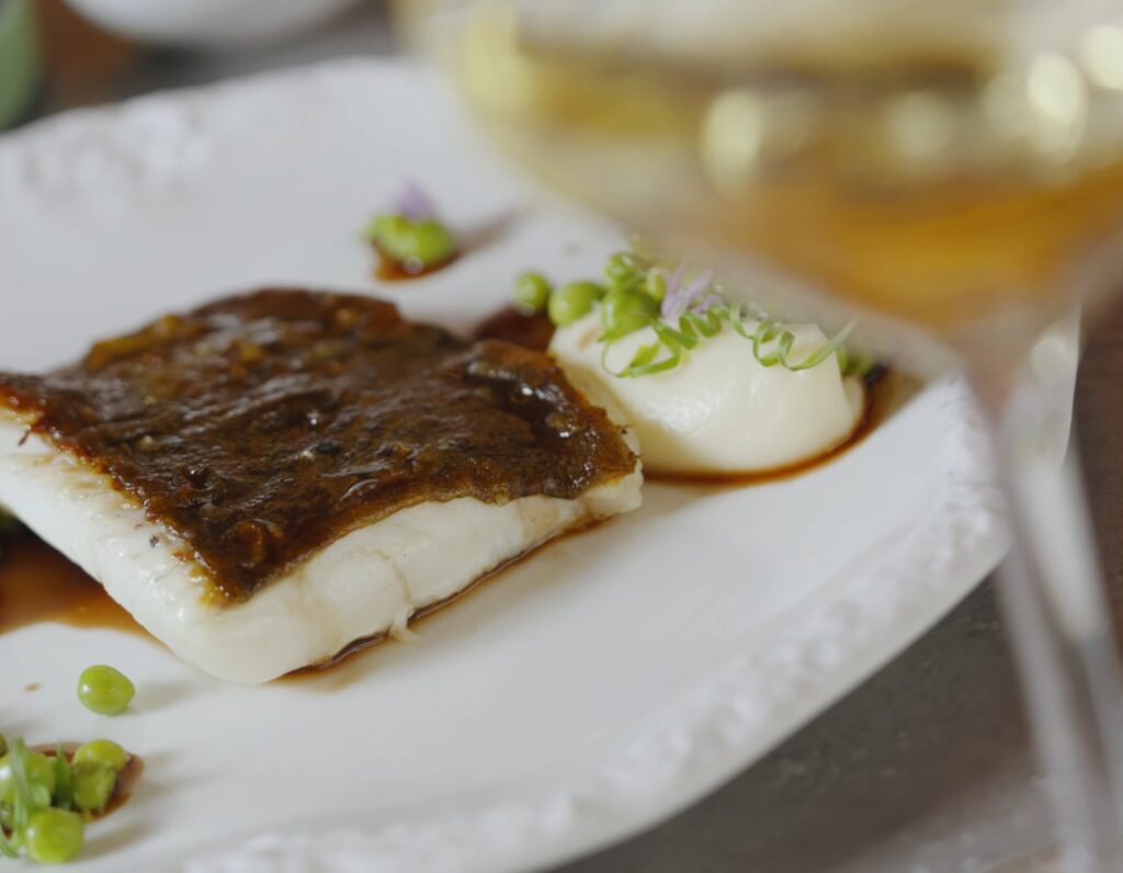 Rodaballo Asado con emulsión de coliflor y juego de sus espinas