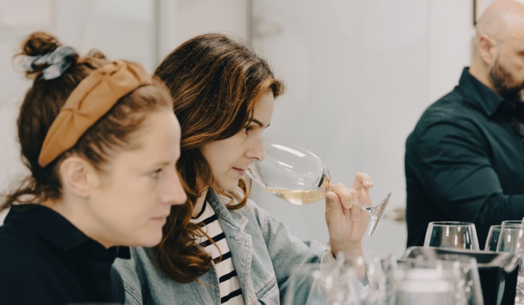 Cata en una de las bodegas de la D.O. Rías Baixas