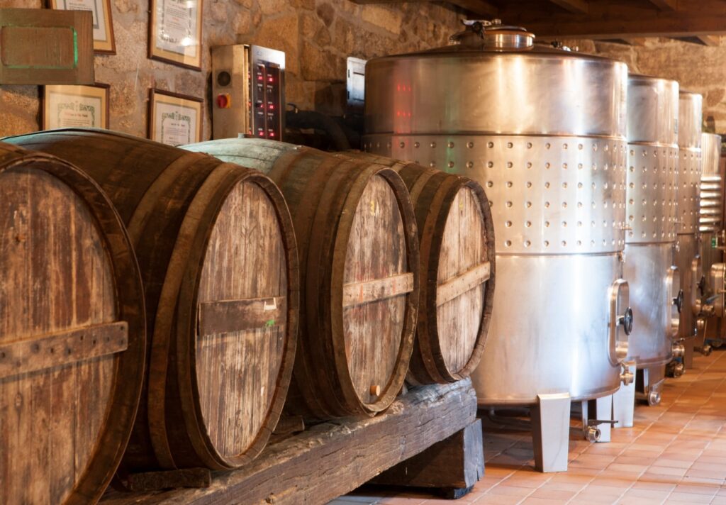 Sala de depósitos de una bodega en la D.O. Rías Baixas