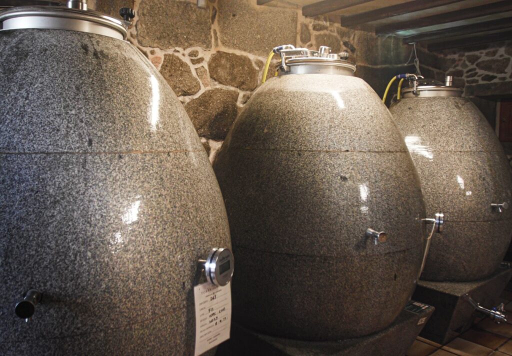 Huevos de granito para la fermentación y el envejecimiento de los vinos en la D.O. Rías Baixas