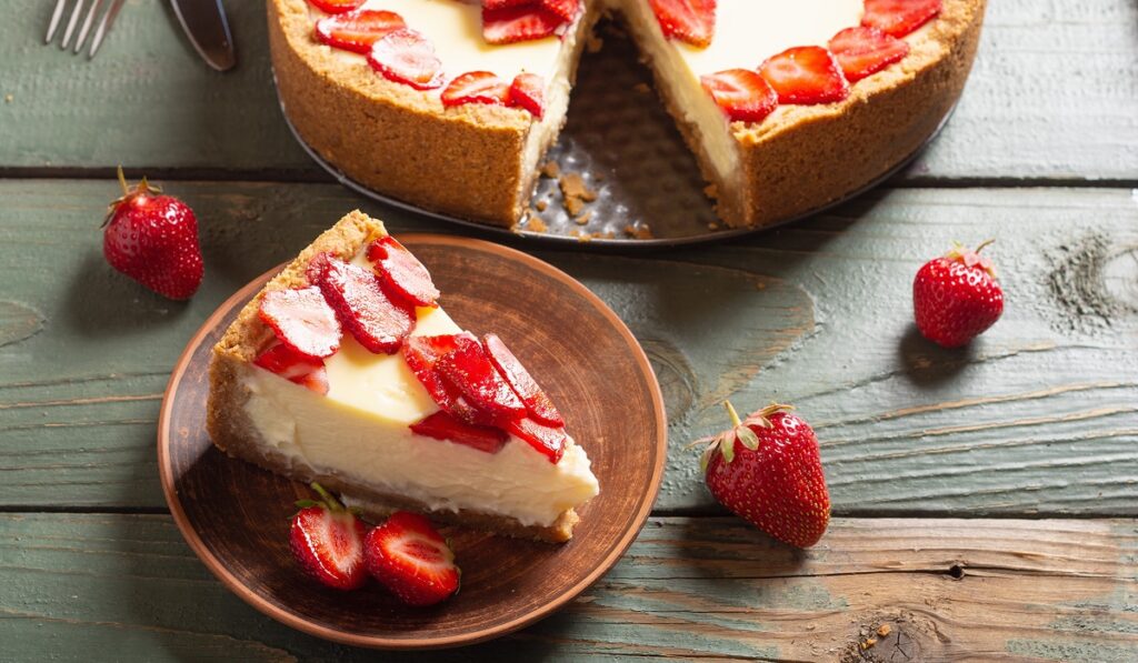 Tarta de Queso San Simón da Costa D.O.P. con coulís de fresas y Rïas Baixas Albariño