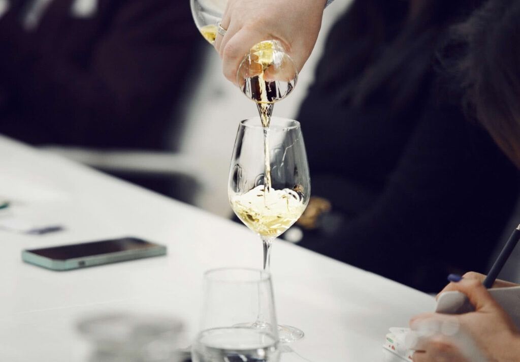 Un vino blanco puede y debe decantarse si ha sido sometido a una larga crianza