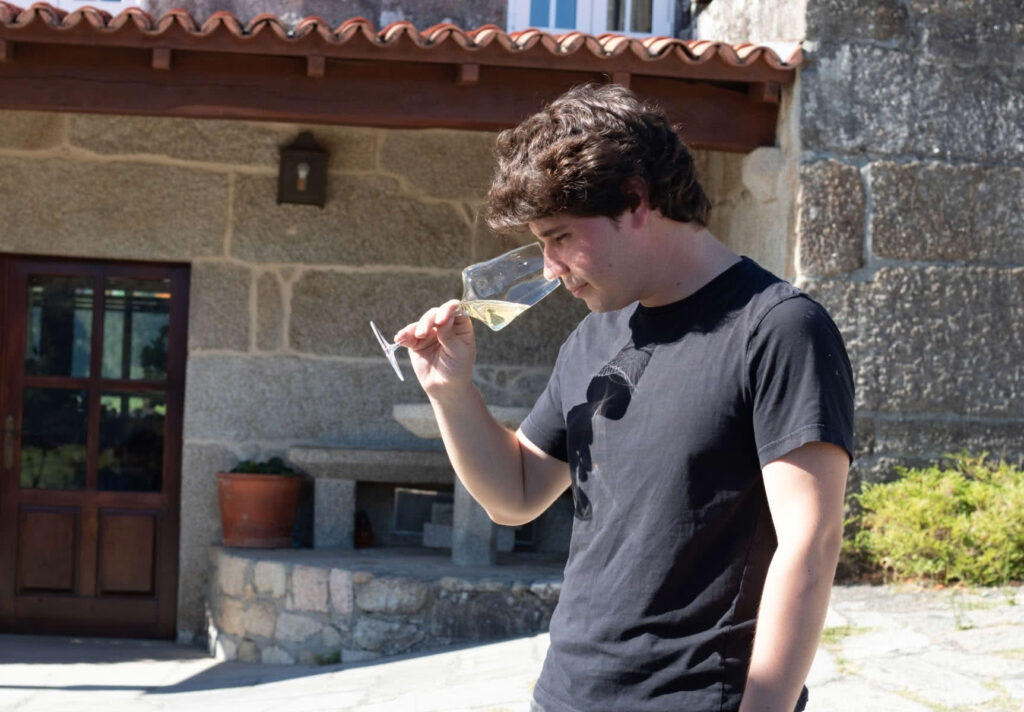 Visitar una bodegD.O Rías Baixas es la forma más amena de aprender sobre vinos y catarlos