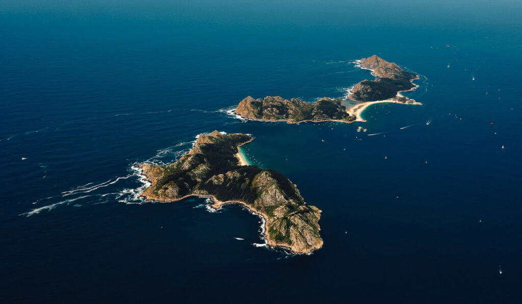 Vista aérea de las Illas Cíes, una de las islas de Rías Baixas en las que brindar con nuestros vinos