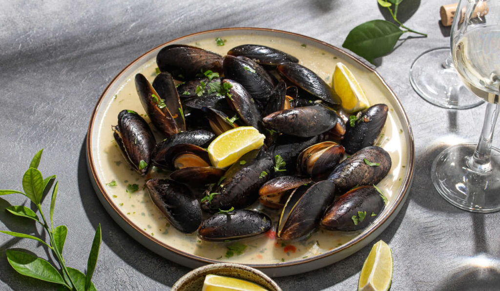 Los mejillones son uno de los mariscos con los que maridar los vinos de Rías Baixas para celebrar la vendimia