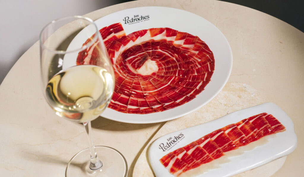 Jamón de Bellota100% Ibérico D.O. Los Pedroches, uno de los aperitivos que mejor maridan con un Albariño D.O. Rías Baixas